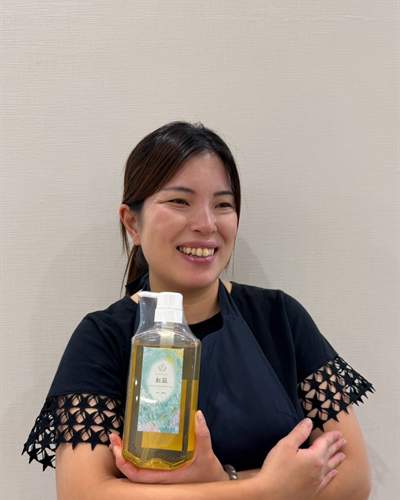 紅凪を手にするBENI代表 松浦光